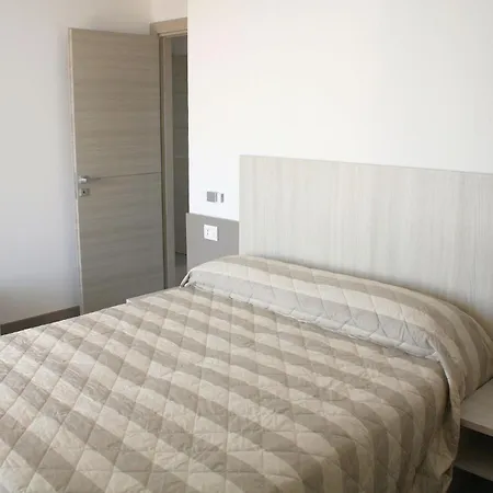 アパート Bright Flat In Piazza Fontana リニャーノ・サッビアドーロ